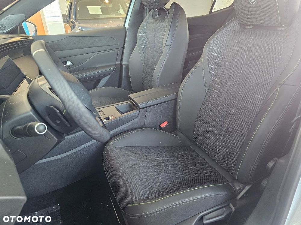 Peugeot 408 - 8