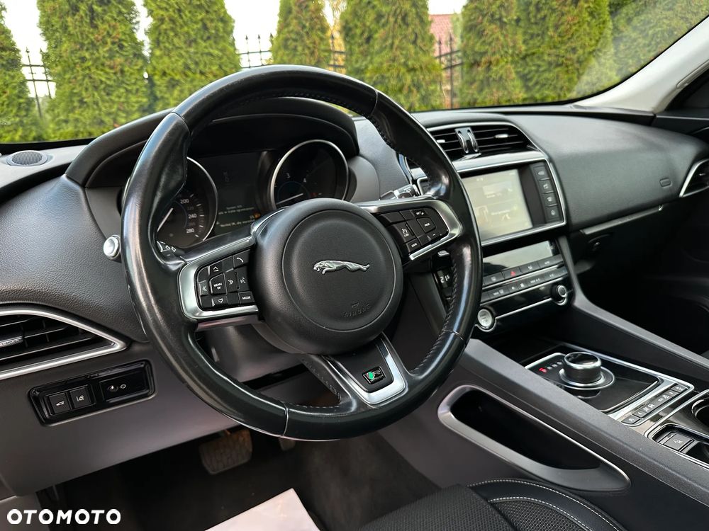 Jaguar F-Pace 20d AWD R-Sport - 24