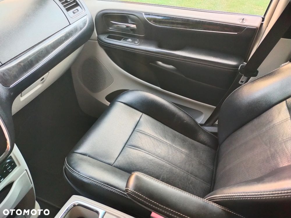 Chrysler Town & Country 3.6 Limited - 16