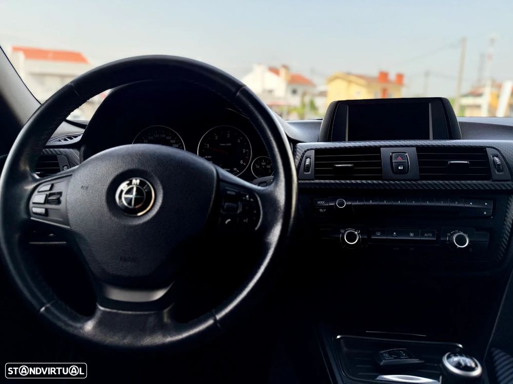 BMW 318 d Line Sport - 16