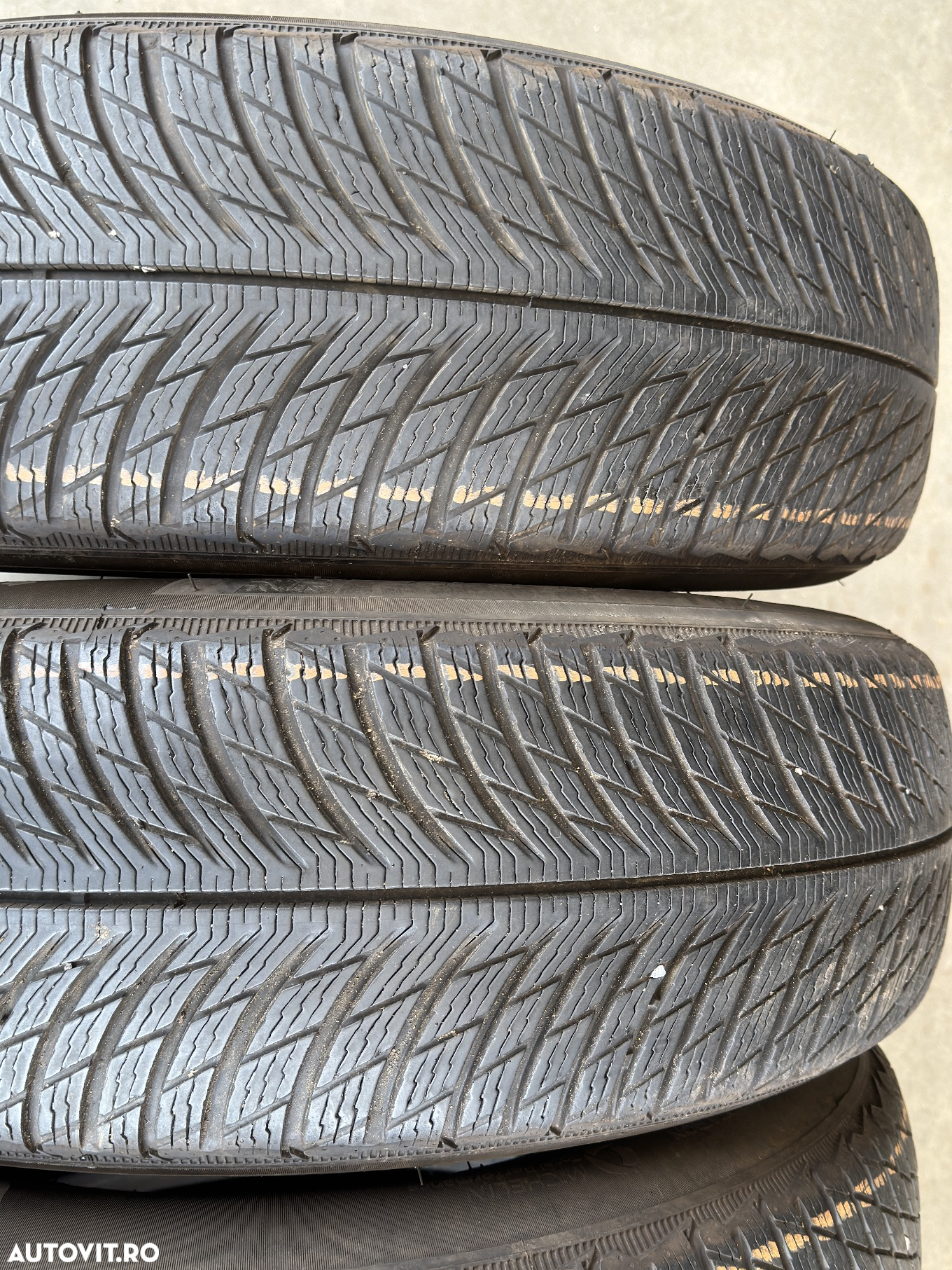 Vând 4 anvelope 215/65/17 michelin de iarnă ca noi - 2