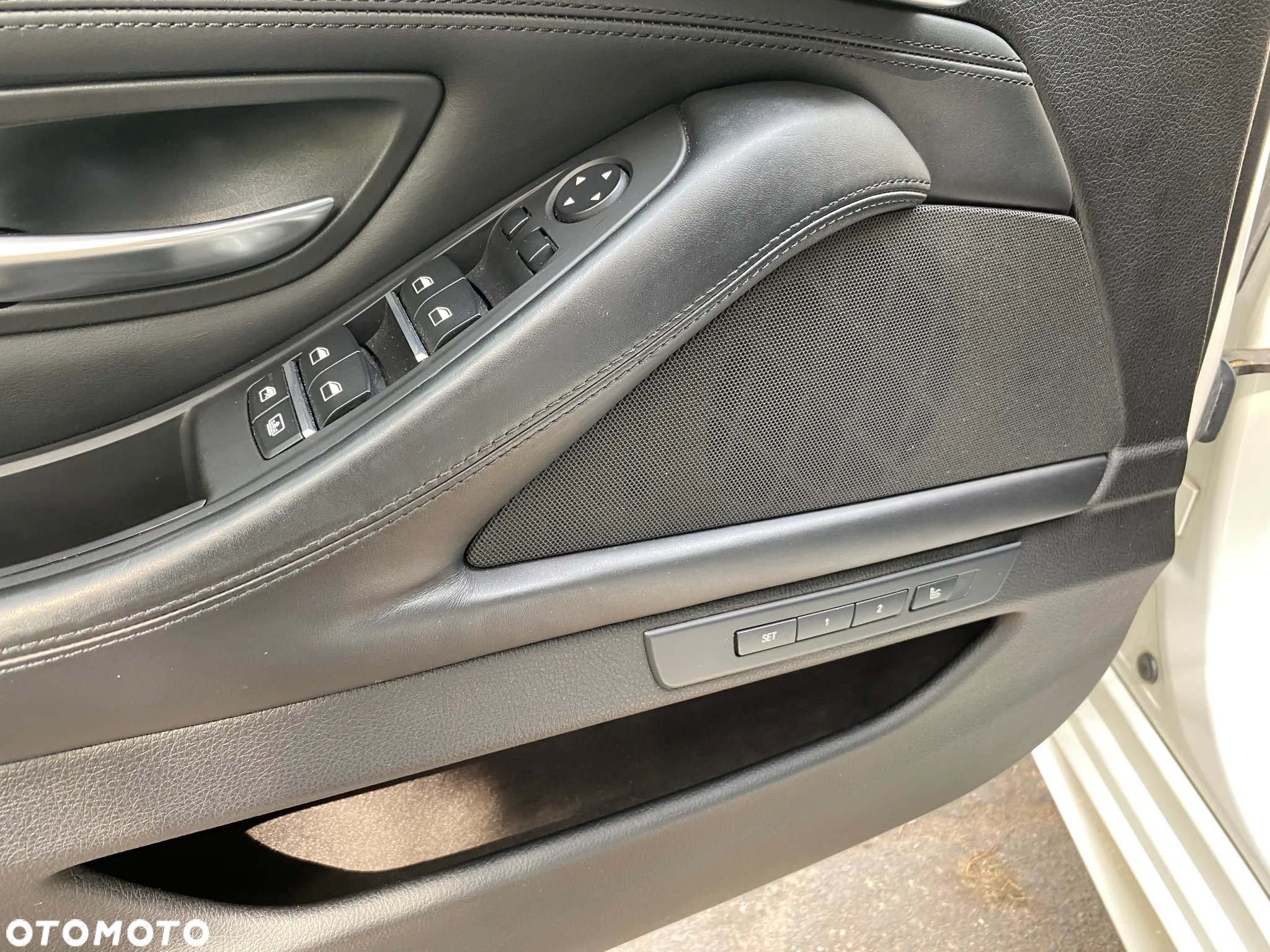 BMW Seria 5 550i - 22