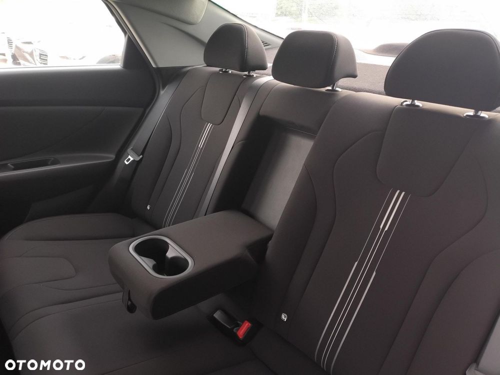 Hyundai Elantra 1.6 Executive - 16