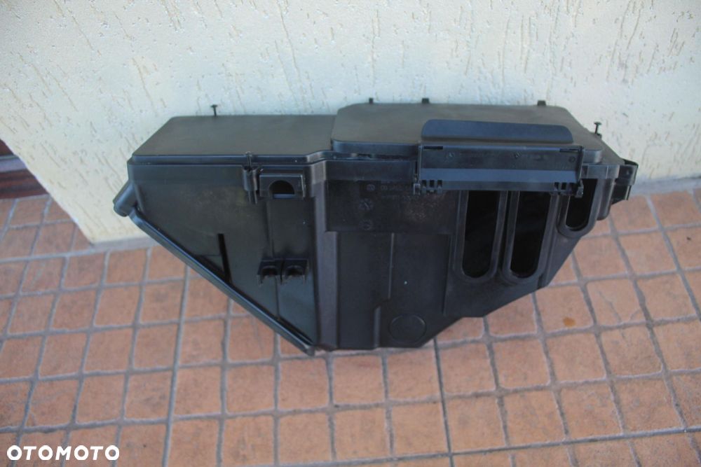 OBUDOWA SKRZYNKI BEZPIECZNIKOW MERCEDES W210 2105400250 - 1