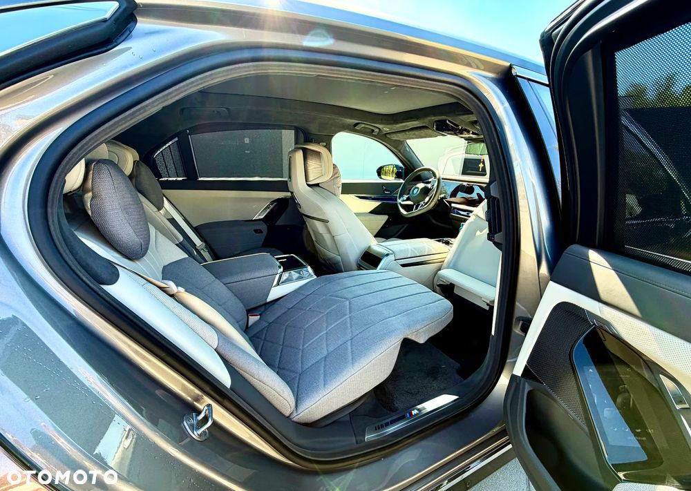 BMW Seria 7 M760e PHEV xDrive sport - 24