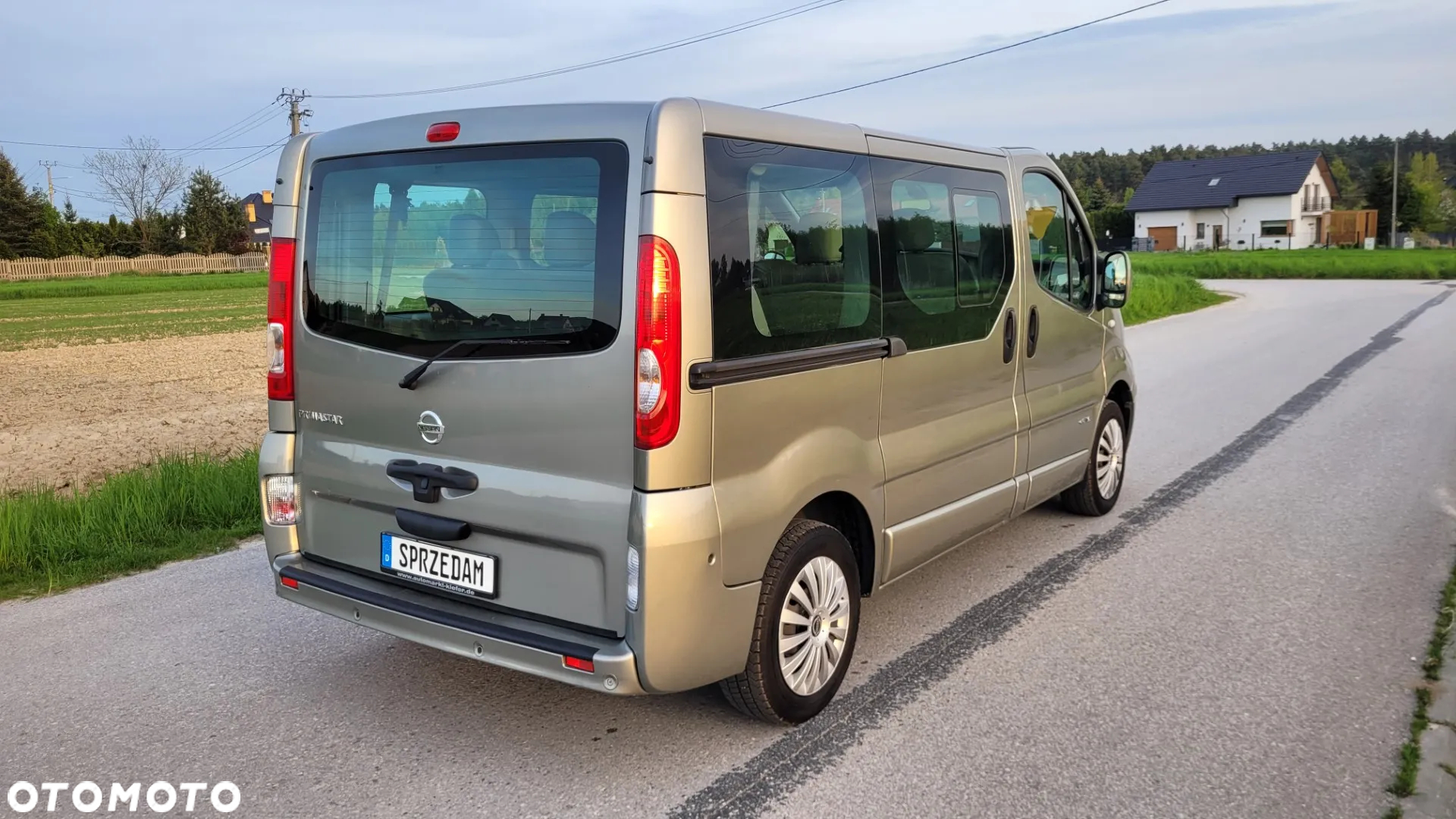 Renault Trafic 2.0 dCi 115 FAP Grand Passenger Black Edition - 4