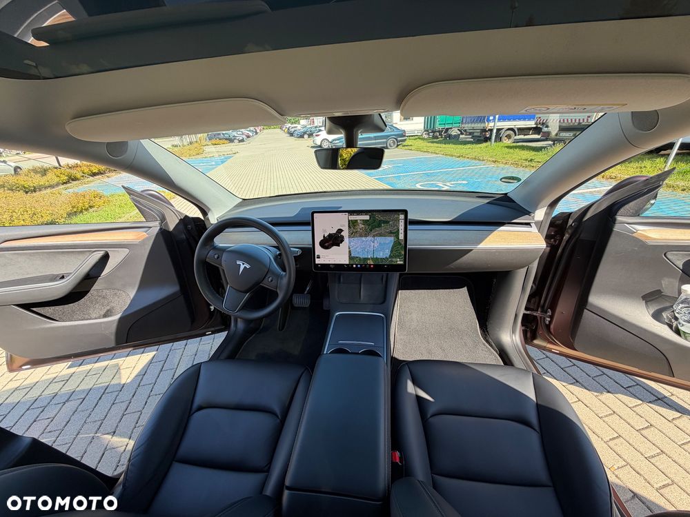 Tesla Model Y Long Range AWD - 16