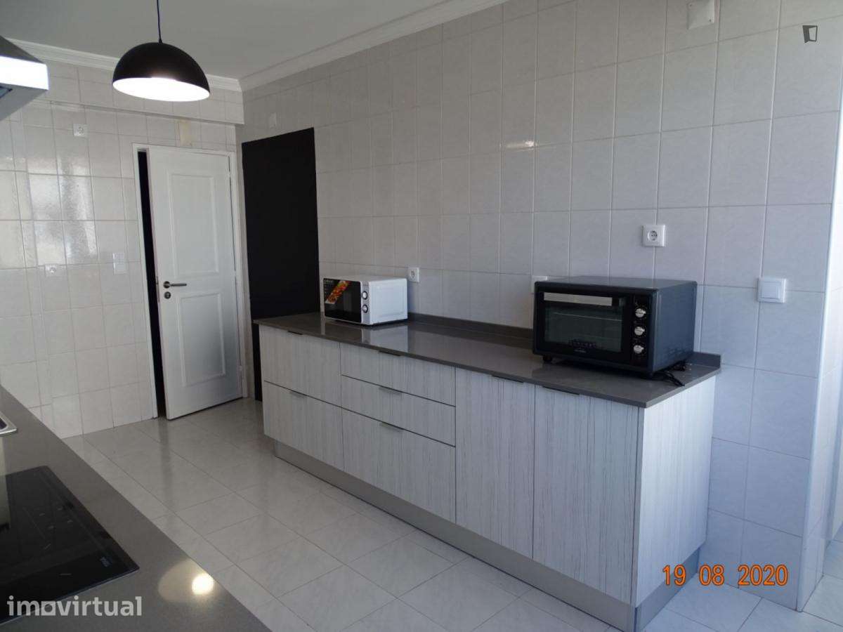 Quarto - localizado em Oeiras Lisbon - Grande imagem: 5/19