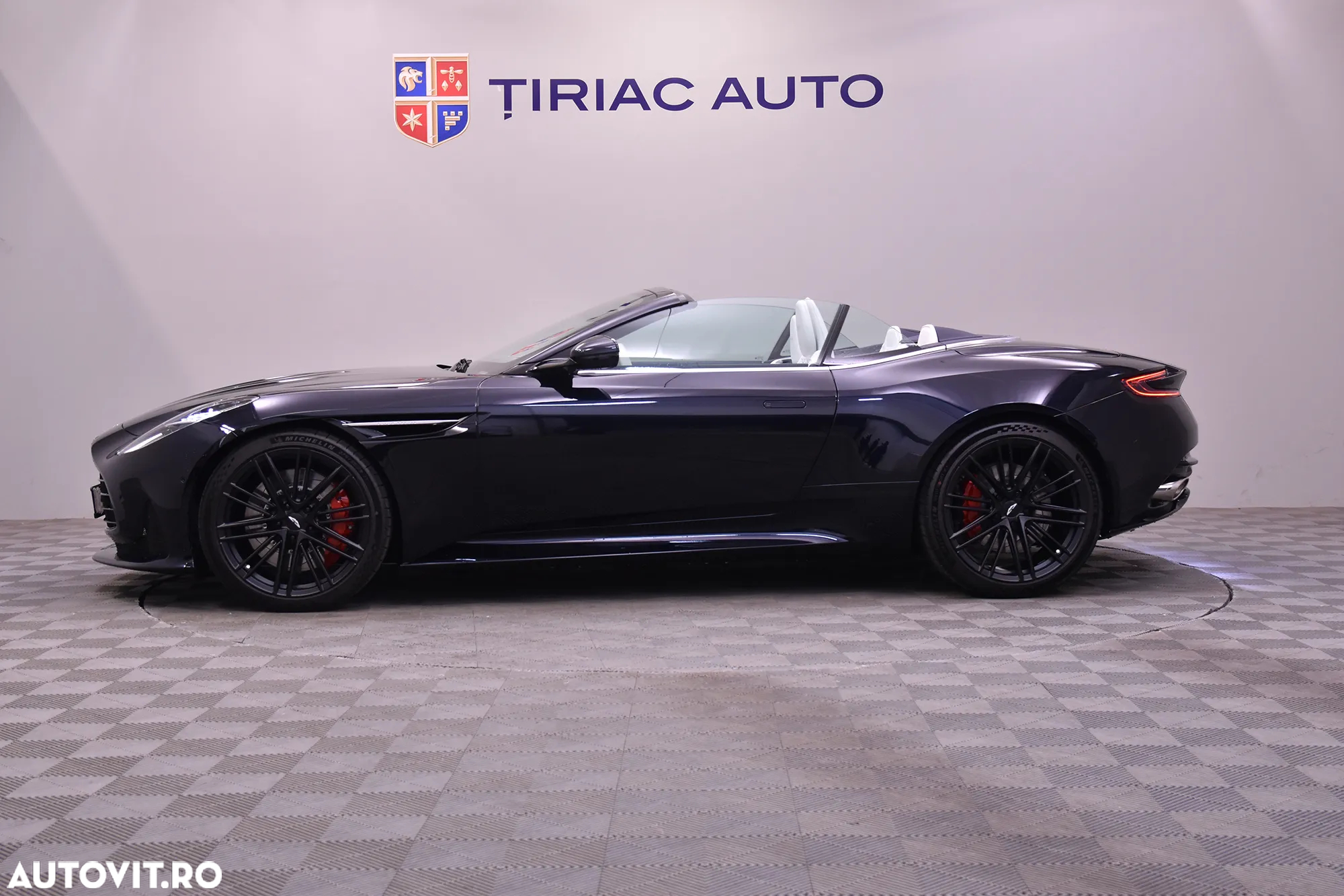 Aston Martin DB12 Volante - 11