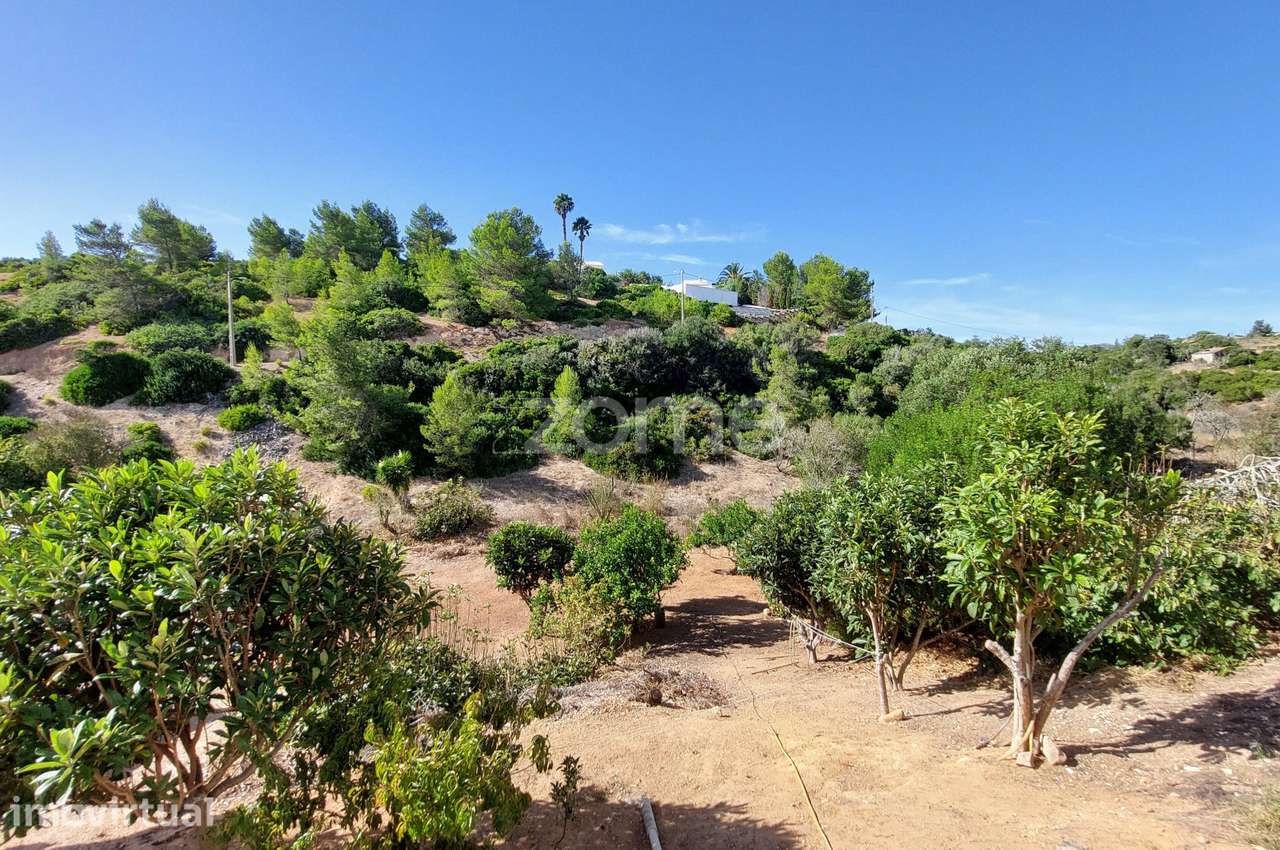 Terreno com 4.142 m² urbanizável à Praia de Salema - Algarve - Grande imagem: 3/18