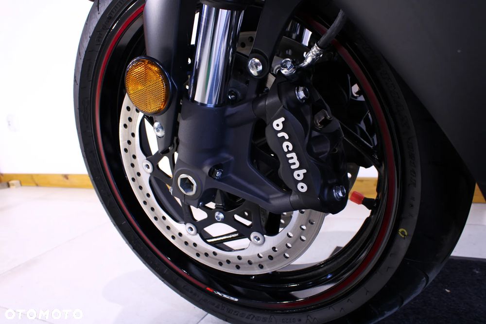 Suzuki GSX - 27