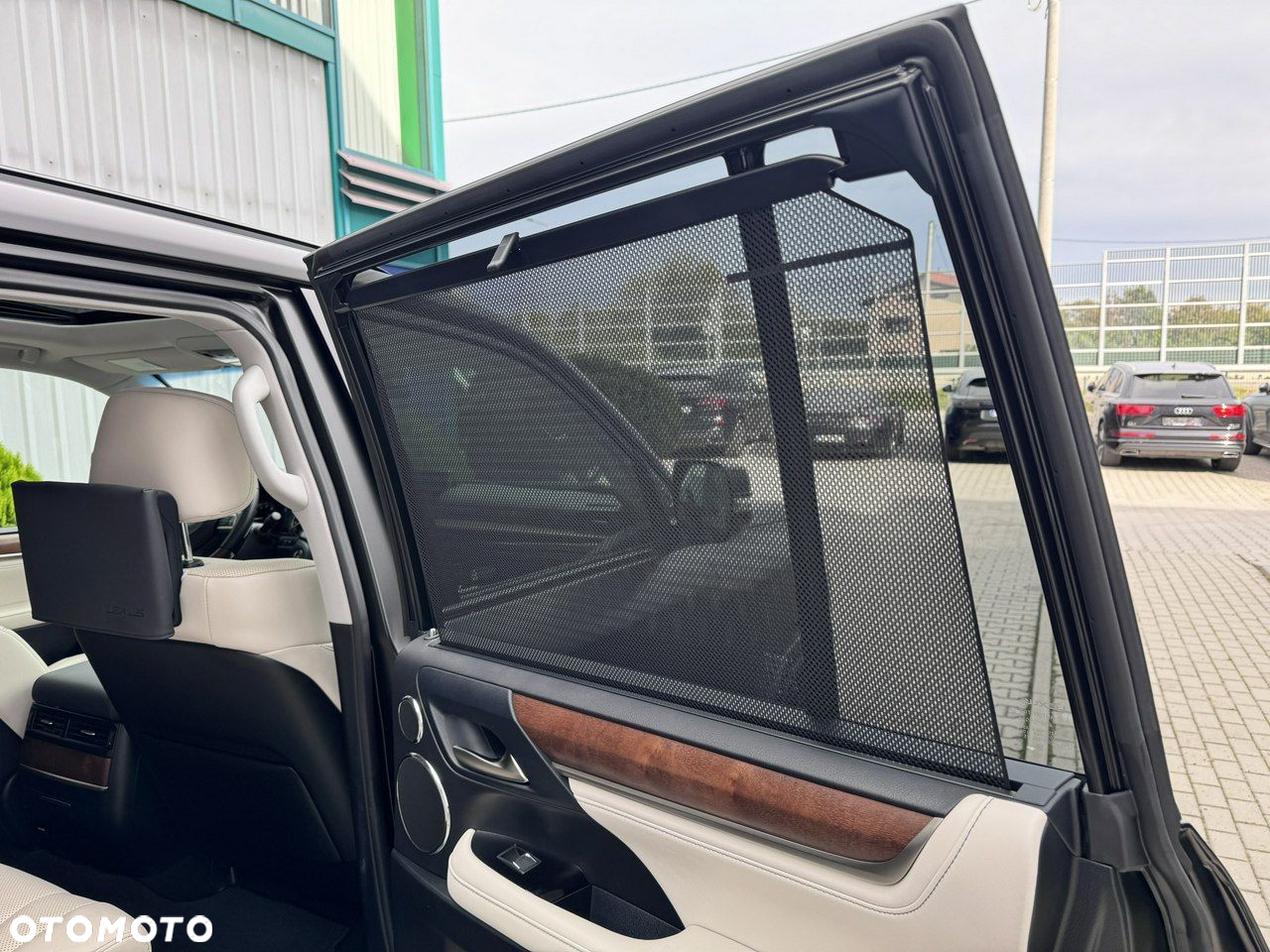 Lexus LX 570 Omotenashi - 35