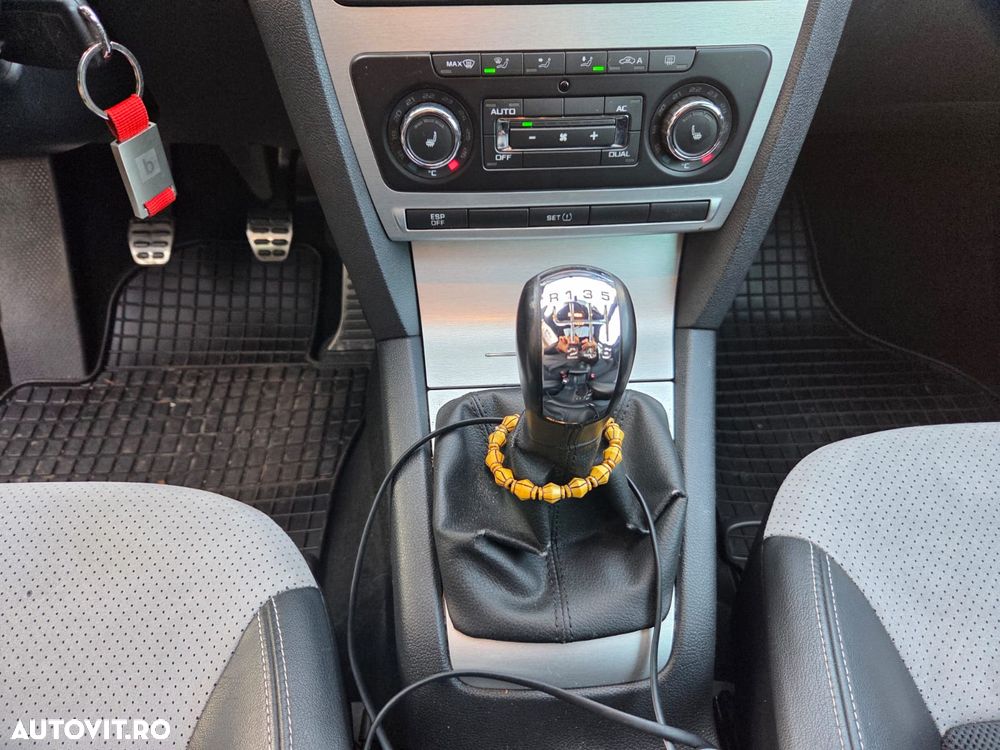 Skoda Octavia Combi 2.0 TDI DPF RS - 22