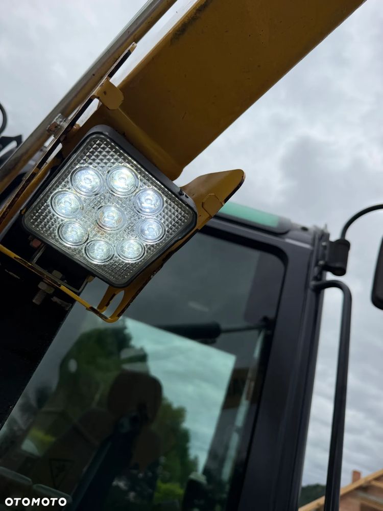 Yanmar SV18 Koparka Gąsienicowa 2 tony. Długie ramię PLUS. Szybkozłącze plus łyżka kopiąca. Rozsuwane Hydr. podwozie! Sprowadzona z Gospodarstwa Norweskiego! Maszyna jak Nowa z Salonu! 2017 rok. 1200 mtg! Gąsienice bez zużycia jak Nowe! szybka wolna jazda. Ani deka luzów i wycieków. OKAZJA Dodatkowe sekcje Hydrauliczne pod młot i wiertnice. Fabryczny lakier na podzespołach! Zebatki w pięknym stanie. Ogrzewana wentylowana Kabina. OKAZJA TANIO - 31