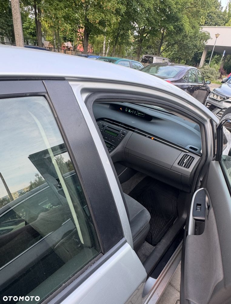 Toyota Prius (Hybrid) - 4