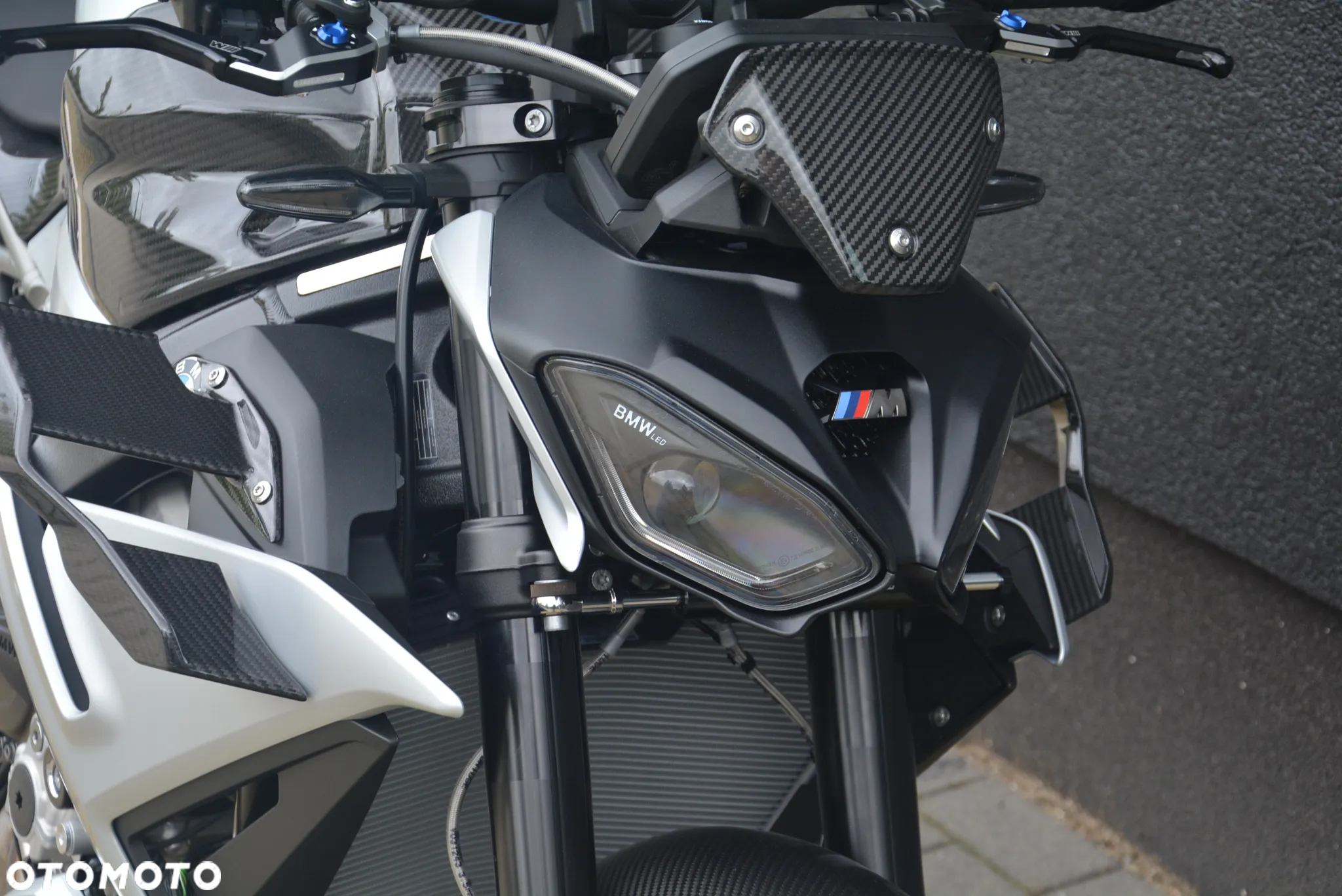 BMW S - 8