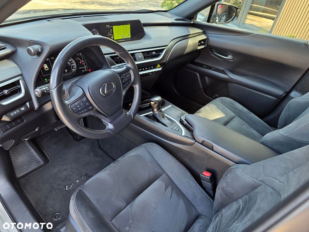 Lexus UX - 10