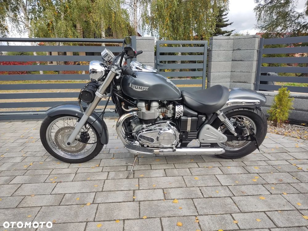 Triumph Bonneville - 1