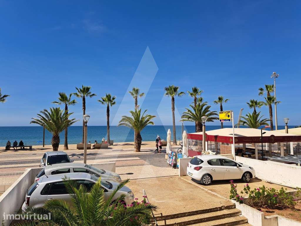 Apartamento T3 convertido em T2, na primeira linha da praia, com fa... - Grande imagem: 3/28