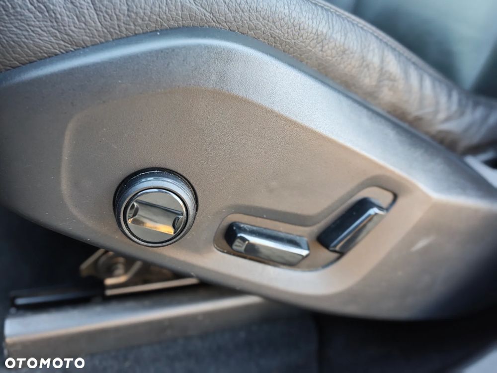 Volvo XC 60 T8 AWD Recharge Geartronic RDesign Expression - 26