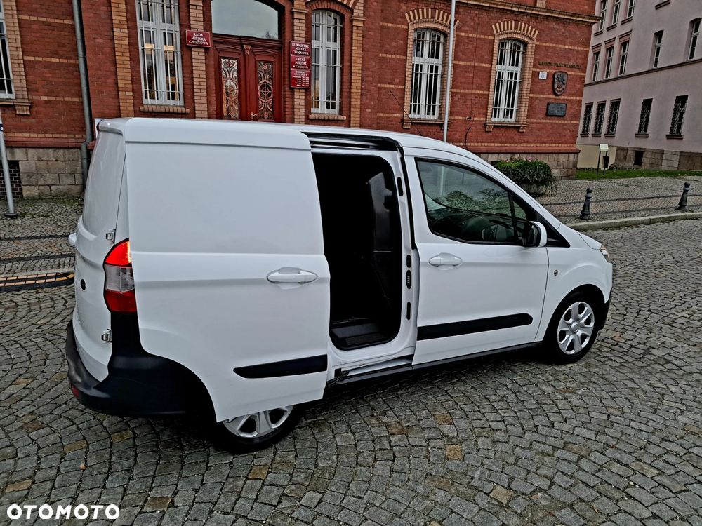 Ford Transit Courier - 13