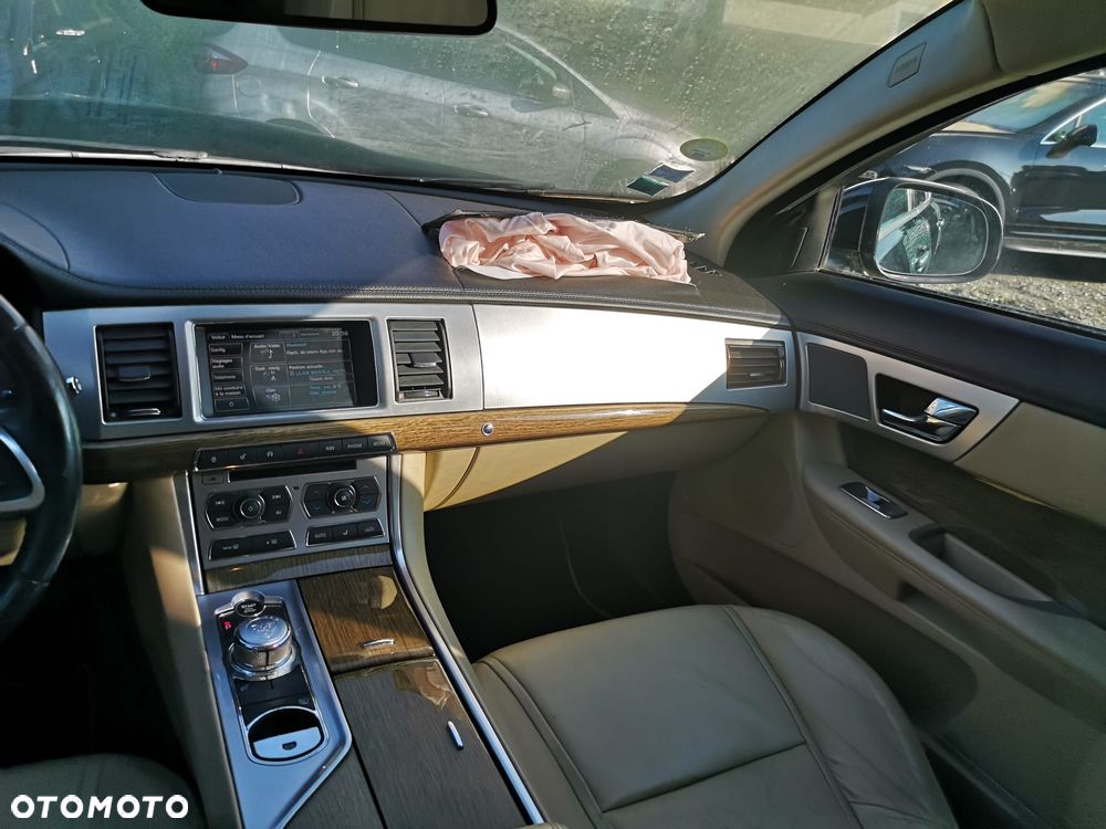 Jaguar XF 2.2 D Premium Luxury - 30