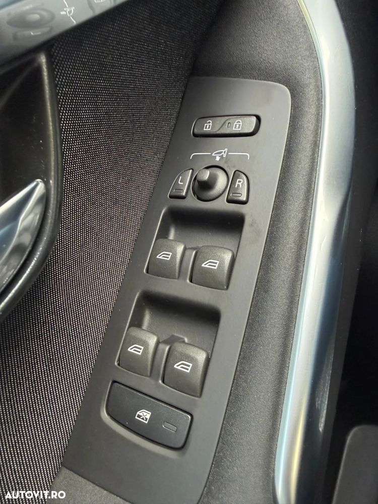 Volvo V40 Cross Country D2 Momentum - 17