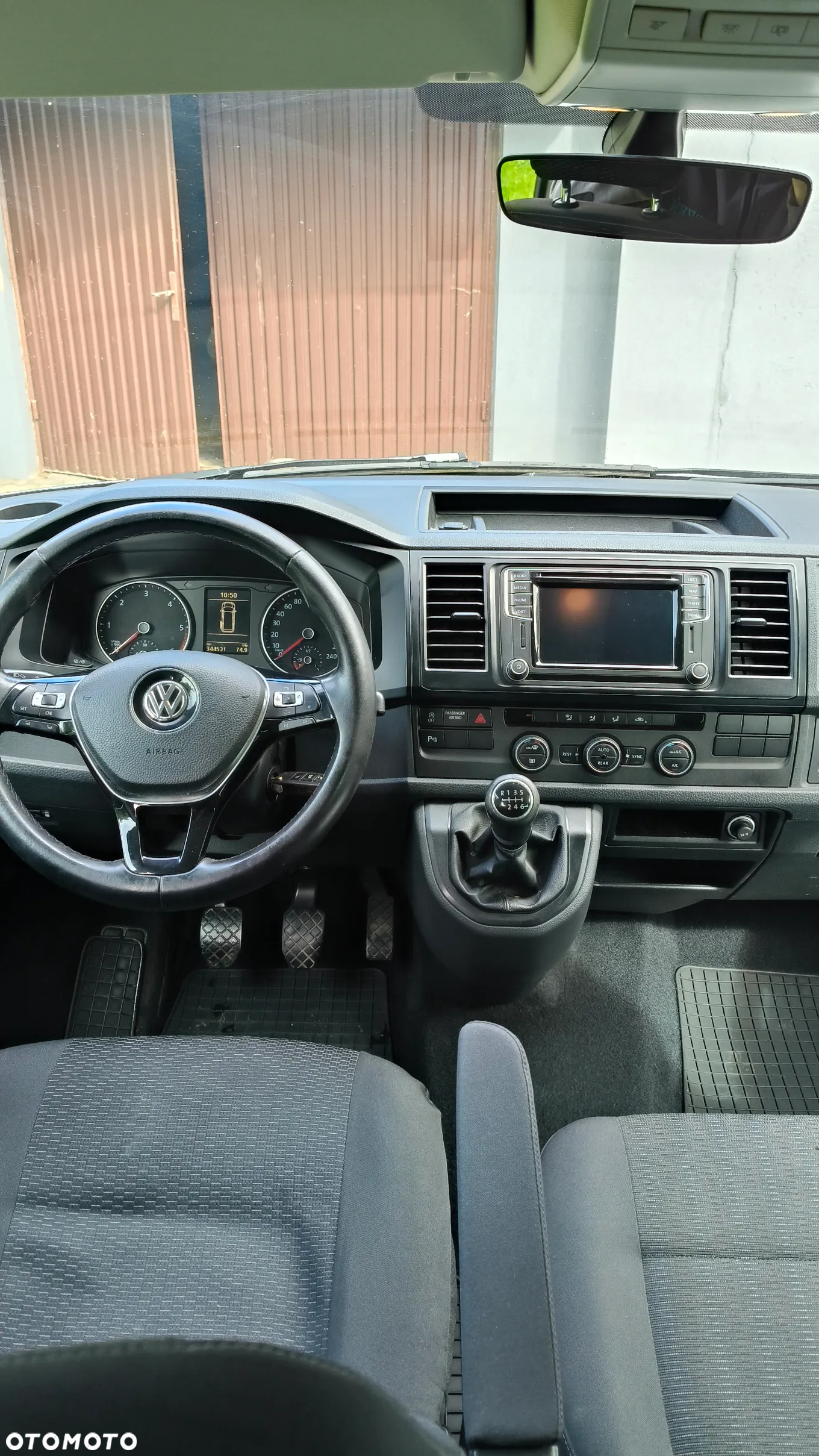 Volkswagen Caravelle - 9