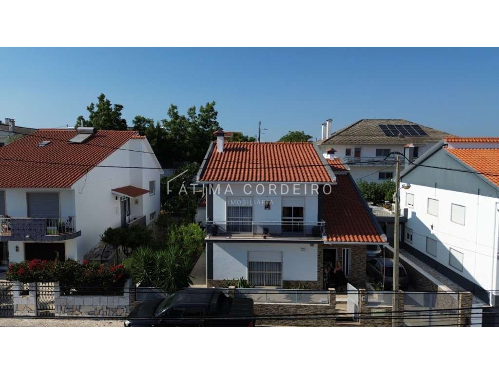 Moradia Isolada T5 em Lote de 375m² Excelente Estado - Sobreda - Grande imagem: 3/32