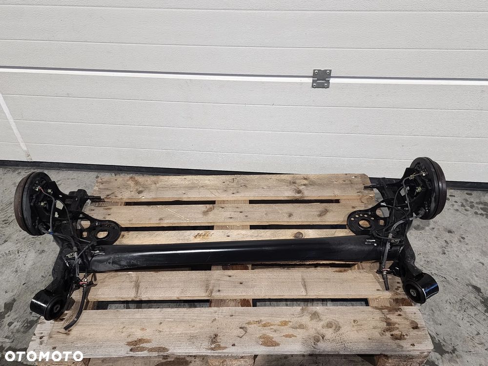 Suzuki Swift MK7 oś belka zawieszenia tył stan BDB - 1