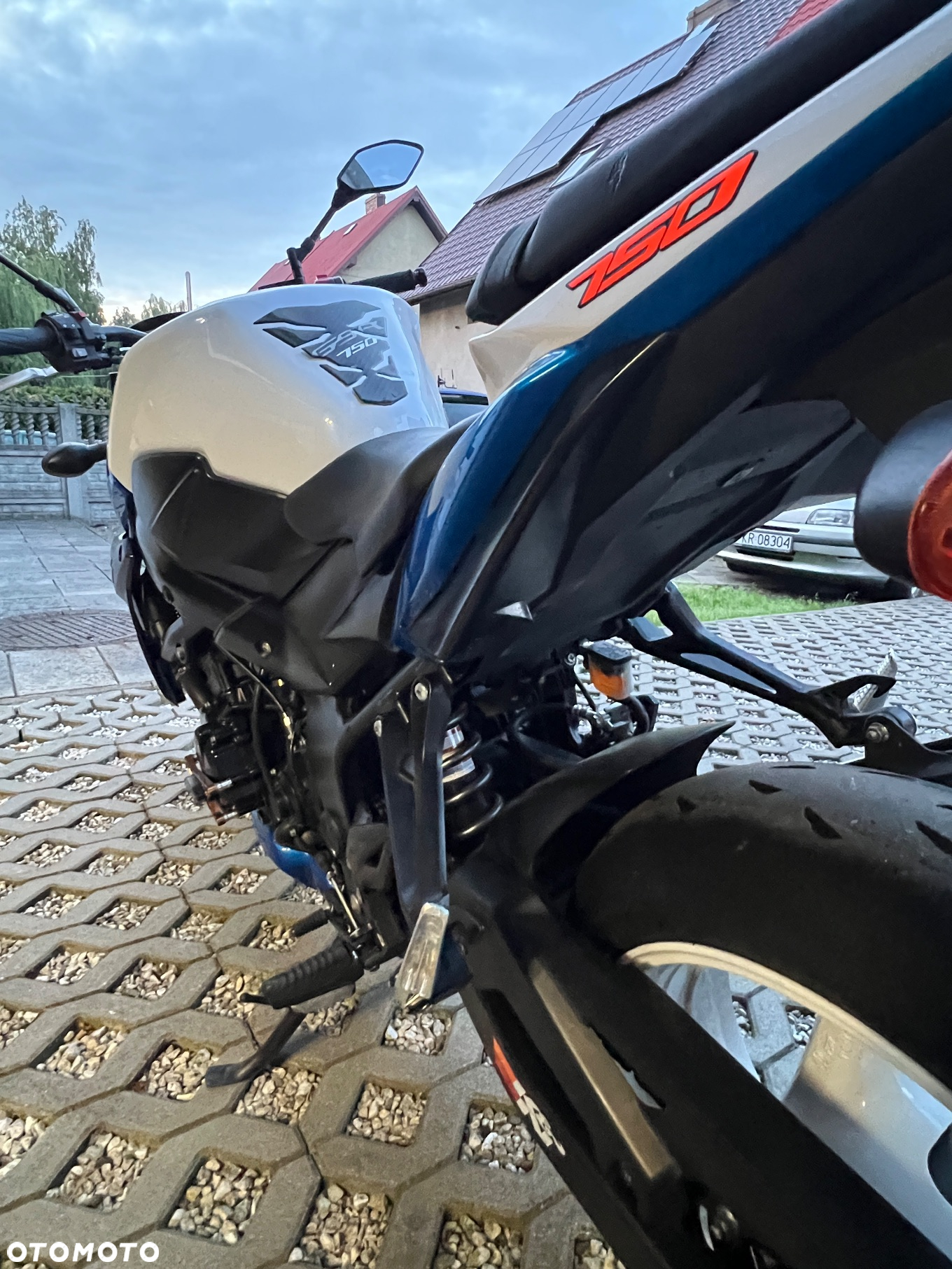 Suzuki GSR - 4