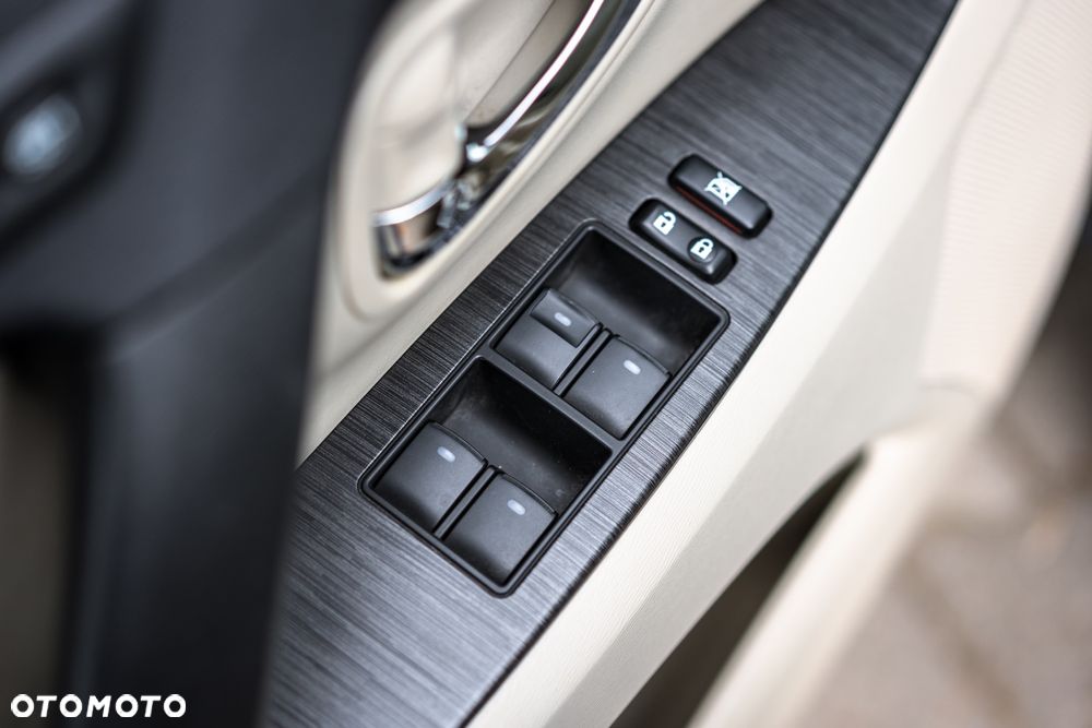 Toyota Avensis 2.0 Sol plus NAVI - 29