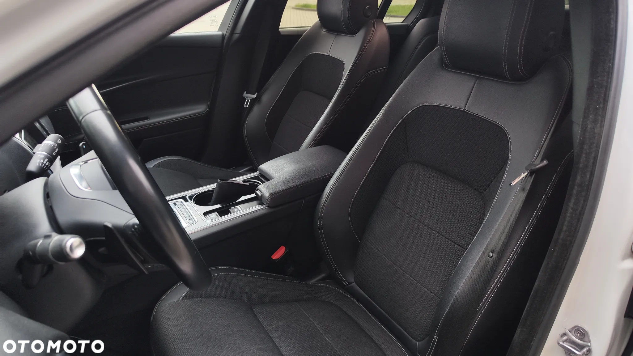 Jaguar XE 20d AWD R-Sport - 35