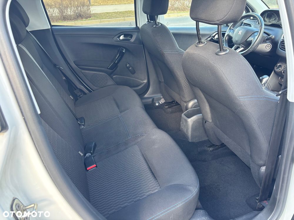Peugeot 208 1.2 PureTech Style - 24