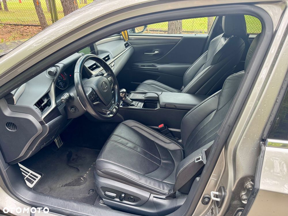 Lexus ES 300h F Sport - 23