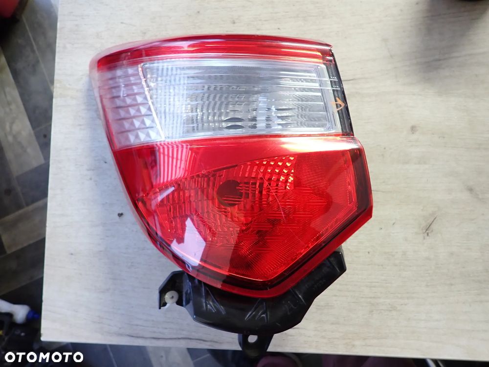 TOYOTA YARIS III LAMPA LEWY TYŁ 0D-204