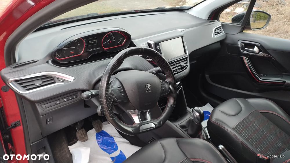 Peugeot 208 - 8