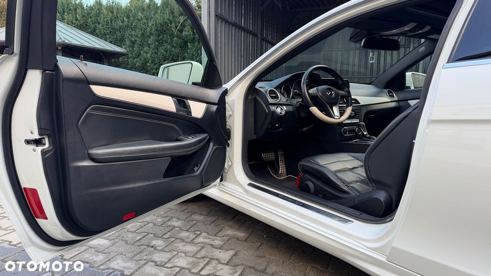Mercedes-Benz Klasa C 250 CGI BlueEff Sport - 14
