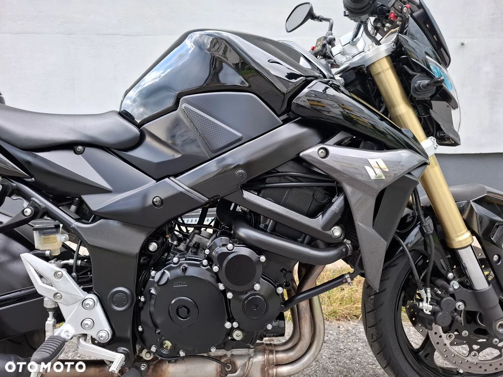 Suzuki GSR - 21