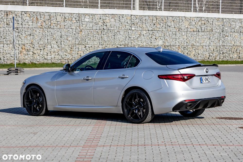 Alfa Romeo Giulia 2.0 Turbo 16V AT8-Q4 Ti - 4
