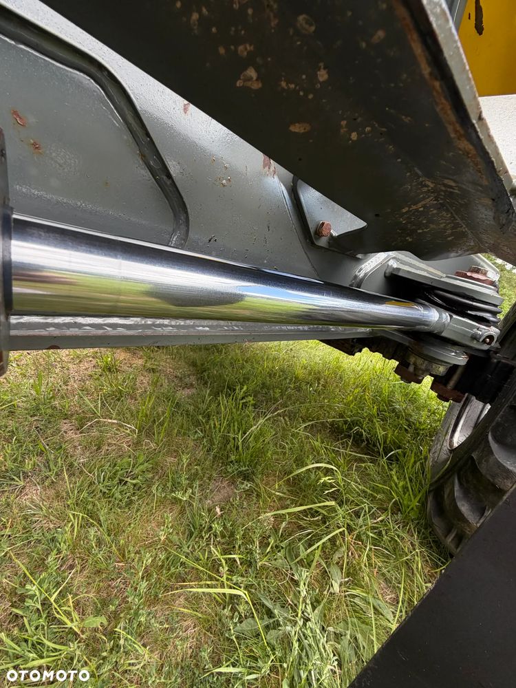 Wacker Neuson DW90 Wozidło 4x4 OBROTOWE.  9 ton ładowność z Pełną kabiną.  1799 mtg 2022 rok. Jak nowe z salonu PERKINS turbo silnik 4cylindry! Pochodzi z Norweskiego Gospodarstwa Ziemniaczanego! Pełne sterowanie dżojstik REWERS HYDROSTATIC. Ogrzewana wentylowana Kabina Opony zero zużycia. Aktualna DEKRA. Kamery wysokiej jakośći! Zero luzów i wycieków. Szybka wolna jazda. Wielka Okazja. Oświetlenie pełne Fabryczne. Hak. Podzespoły dosłownie Nowe! Lokalizacja NOWY SĄCZA - 24