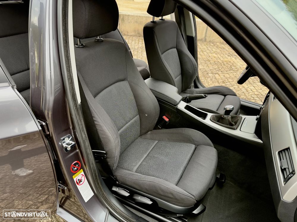 BMW 318 d Sport - 25