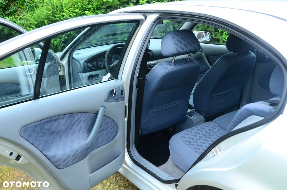 Skoda Octavia 1.6 GLX - 12