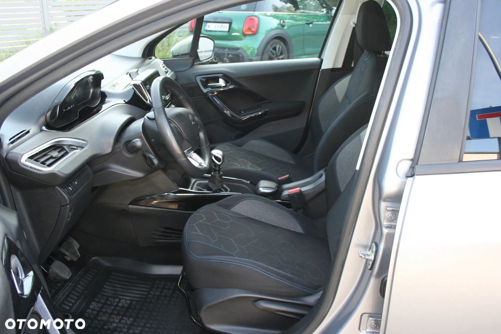 Peugeot 2008 1.2 Pure Tech Allure S&S - 17