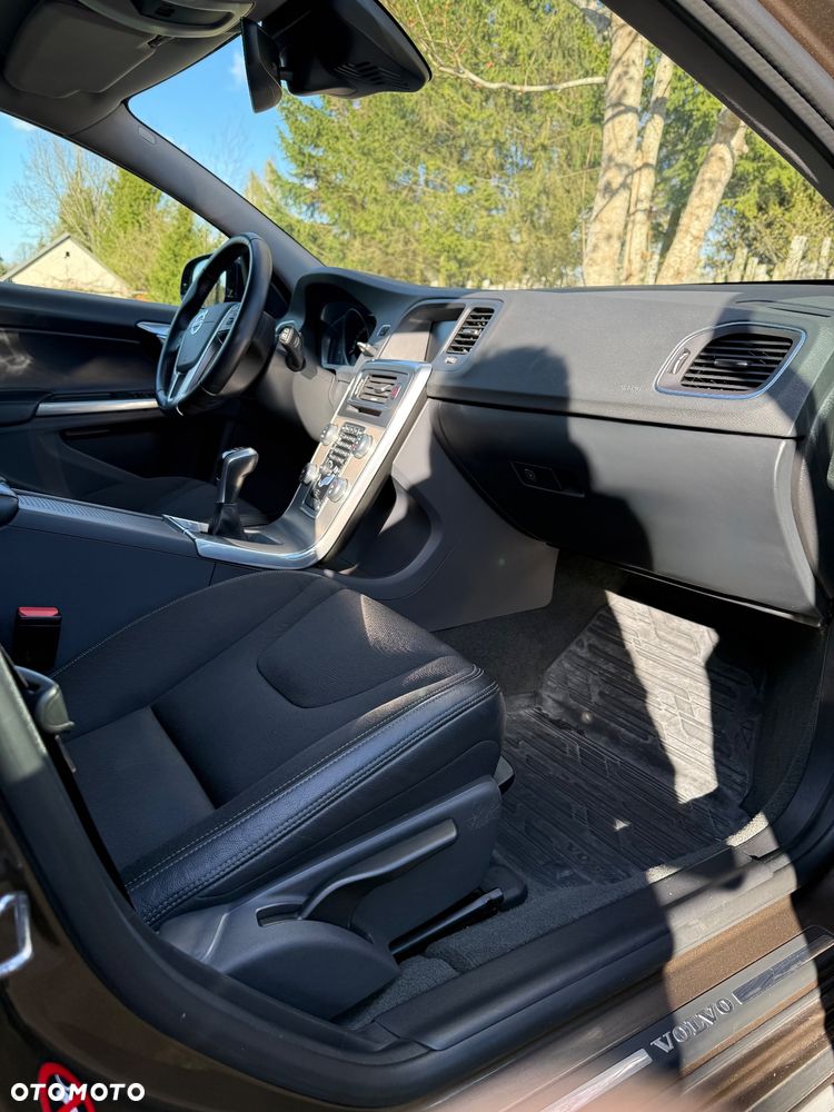 Volvo V60 Cross Country - 12