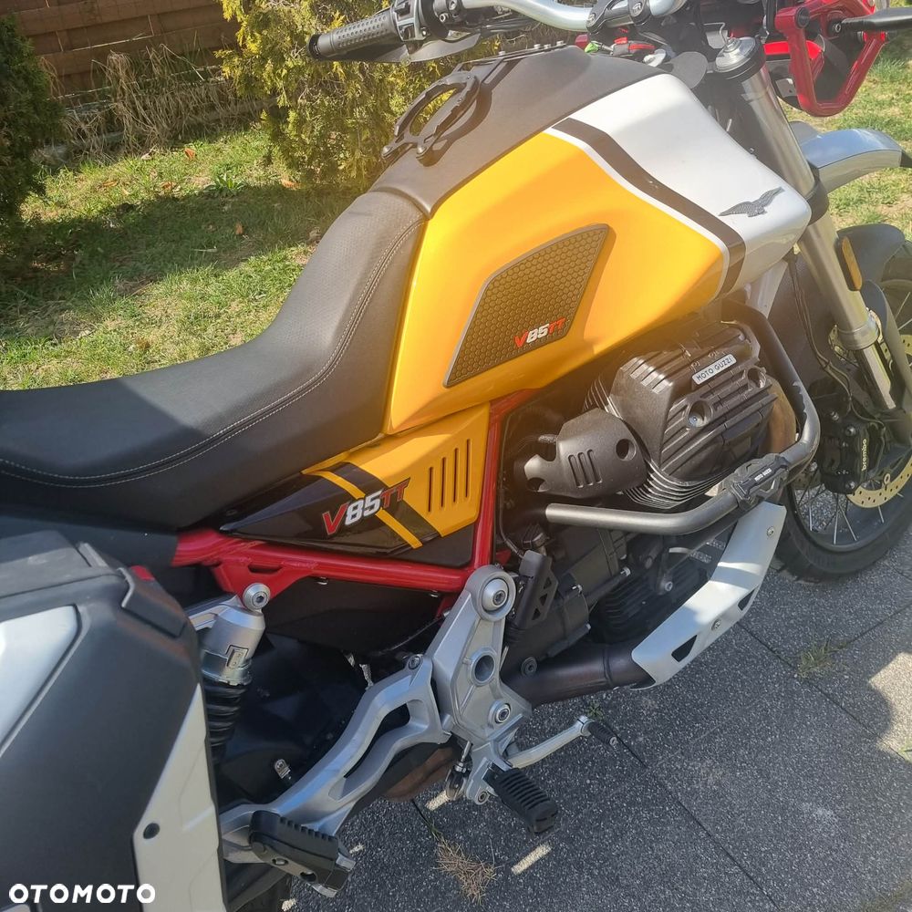 Moto Guzzi V85 - 12