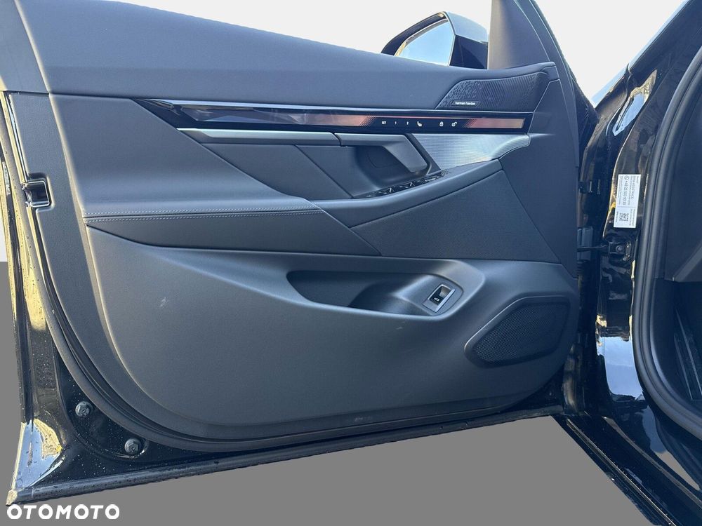 BMW i5 - 12