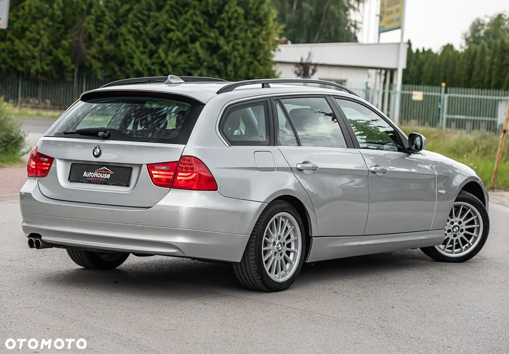 BMW Seria 3 325i xDrive Touring - 4
