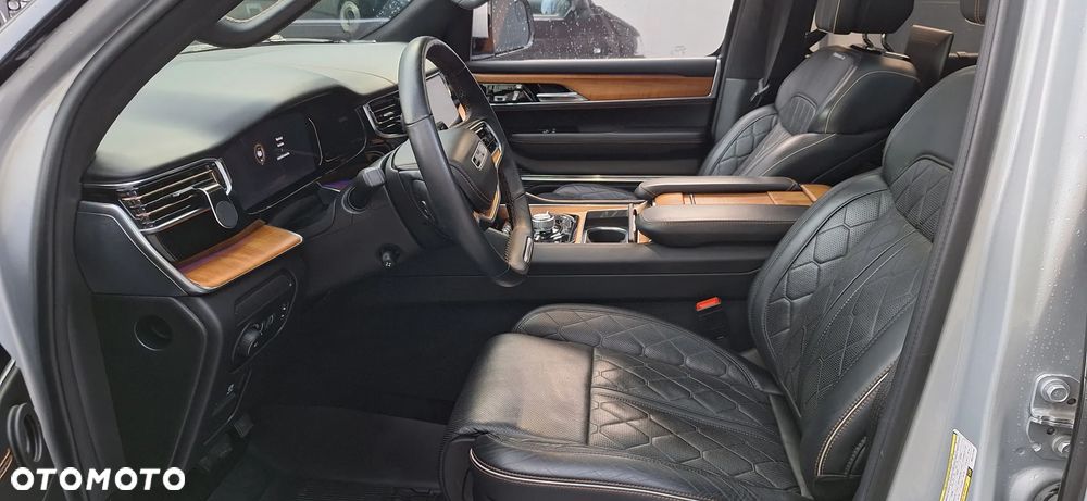 Jeep Grand Wagoneer - 14