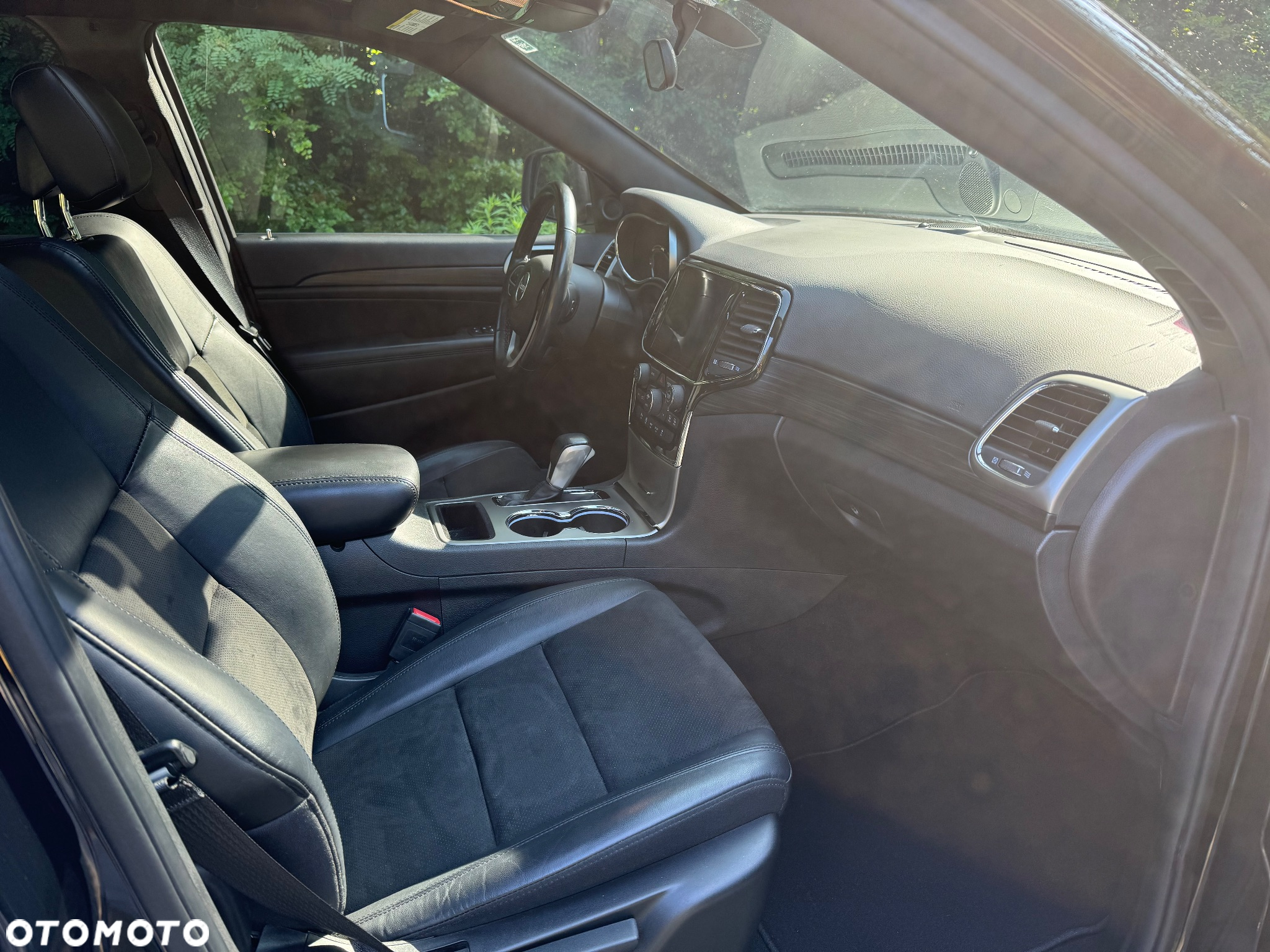 Jeep Grand Cherokee - 32